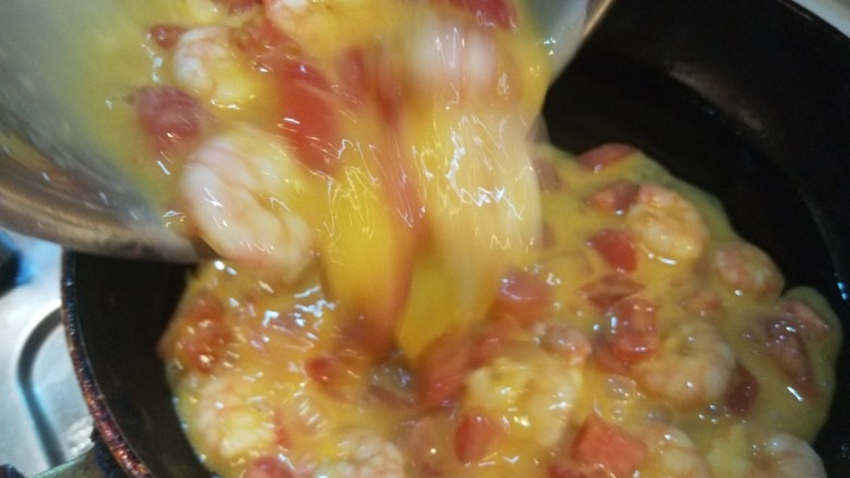 虾仁番茄炒蛋,均匀倒入锅中。
