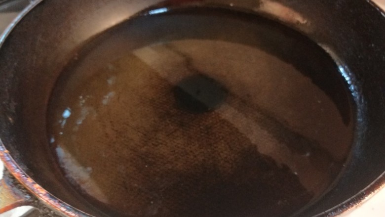 虾仁番茄炒蛋,平底锅倒入适量油烧热。