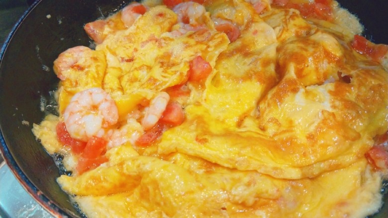 虾仁番茄炒蛋,翻面煎制，煎熟即可。