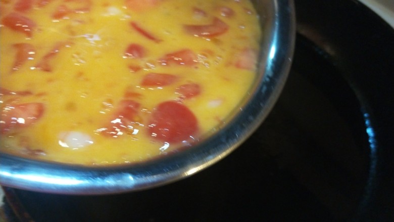 虾仁番茄炒蛋,倒入蛋液。