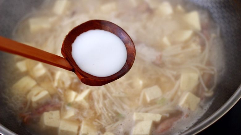 金针菇豆腐鱿鱼煲,这个时候用化开的淀粉勾芡。
