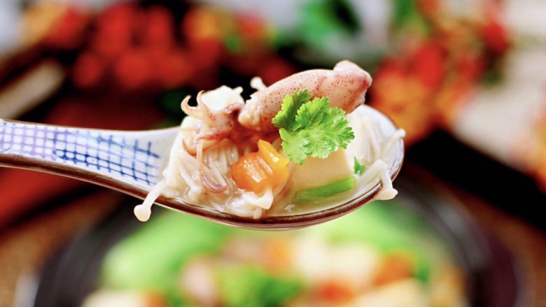 金针菇豆腐鱿鱼煲,营养丰富又健康养生，吃上一口真的是超级满足。