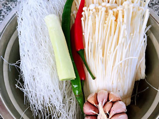 粉丝蒸金针菇,准备原材料粉丝、金针菇、蒜、葱、红辣椒、杭椒（花椒和香菜忘记拍在照片上😄）