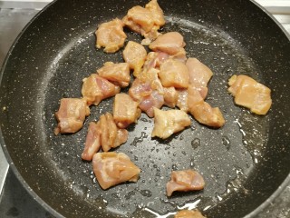 粉条炒肉,起油锅 放入腌好的鸡腿肉 小火滑炒