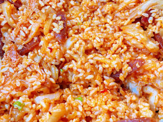 韩式泡菜炒饭,米饭完全均匀的裹上韩式泡菜汤汁