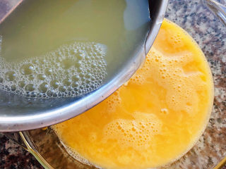菠菜鸡蛋羹,蛋液打散倒入1:1的清水或高汤