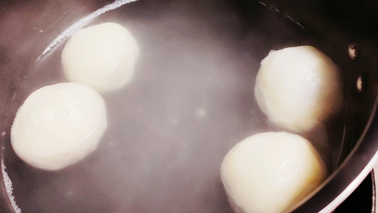 油炸汤圆,搓成团沸水下锅，煮至汤圆漂起