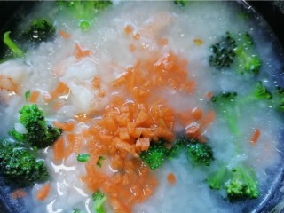 蔬菜虾仁粥,将胡萝卜粒放入一同煮