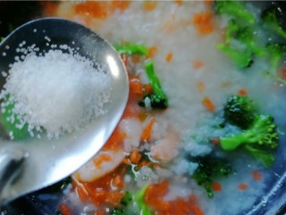 蔬菜虾仁粥,加入适量盐调味