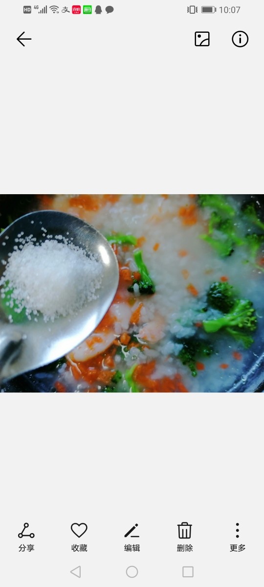 蔬菜虾仁粥,加入适量盐调味