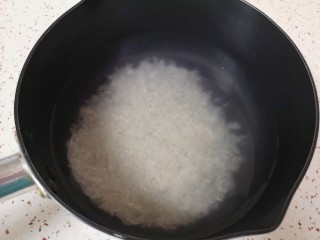 蔬菜虾仁粥,大米淘好放入锅里，加入纯净水烧开。