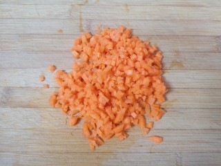 蔬菜虾仁粥,胡萝卜洗干净切成小丁。