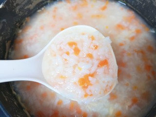 蔬菜虾仁粥,煮到大米开花。