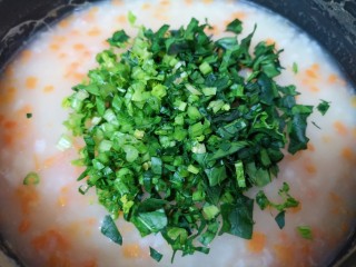 蔬菜虾仁粥,下入菠菜碎搅拌均匀。