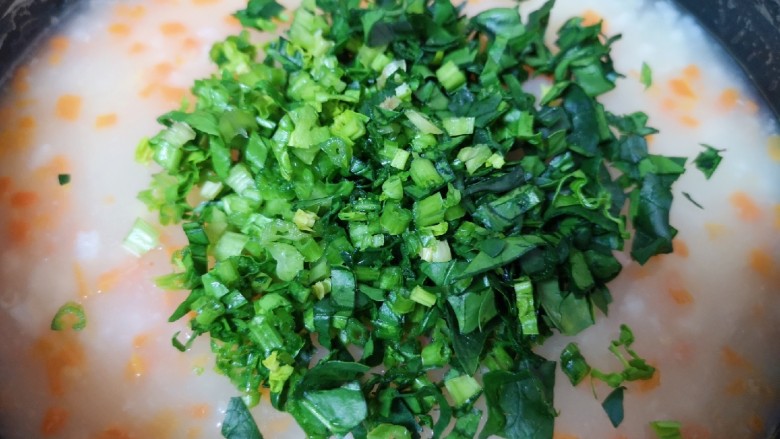 蔬菜虾仁粥,下入菠菜碎搅拌均匀。