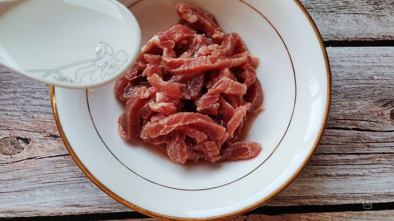 杏鲍菇炒牛肉,250克牛肉加入两汤勺碱水，抓匀稍微放一会挤出水份，这样肉质更嫩