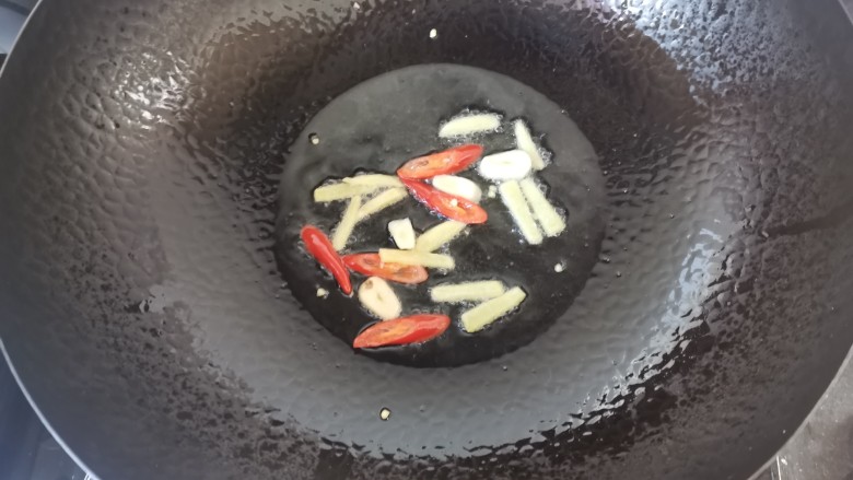 杏鲍菇炒牛肉,热锅冷油放入姜丝蒜片小米辣爆香