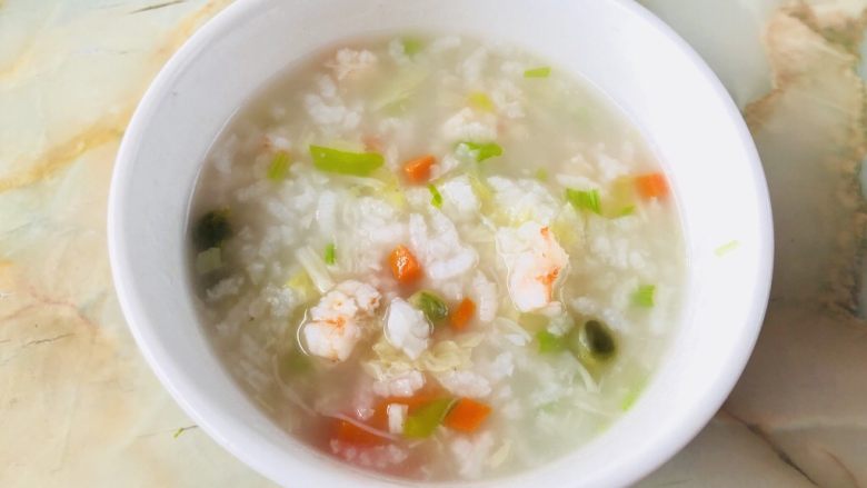 蔬菜虾仁粥（2-3人份）,一碗清爽的蔬菜虾仁粥就可以给孩子享用啦！