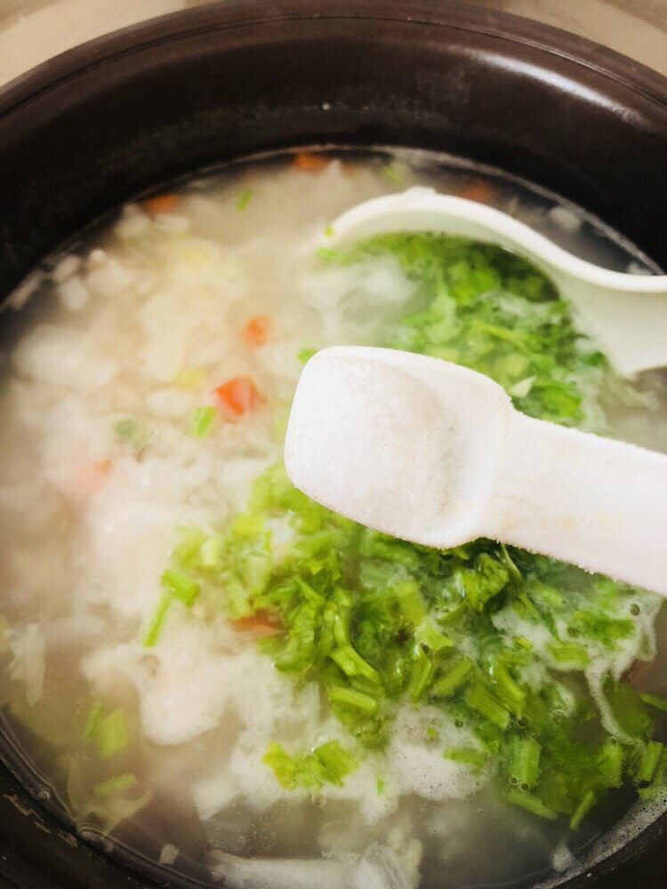 蔬菜虾仁粥（2-3人份）,粥熟了之后加入芹菜末和适量盐，如果没有添加过盐的可不加盐。干贝也有咸味。