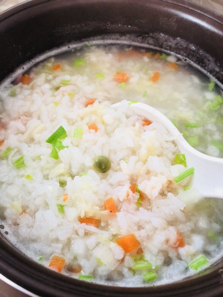 蔬菜虾仁粥（2-3人份）,搅拌均匀后再焖几分钟即可。