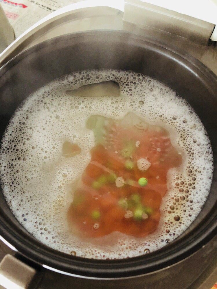 蔬菜虾仁粥（2-3人份）,大米下锅煮二十分钟左右放入胡萝卜和荷兰豆