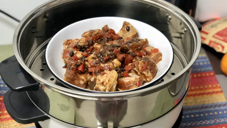 豆豉剁椒蒸排骨,蒸锅上气后放入排骨。可以在排骨上倒扣一个盘子以防水滴入