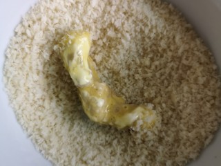 炸鸡柳,将裹了鸡蛋液的鸡柳放在面包糠里，沾满面包糠。