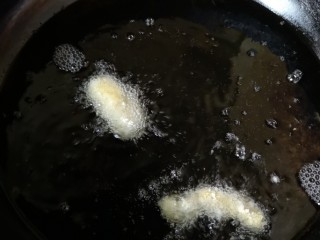 炸鸡柳,油温不要太高，将裹了面包糠的鸡柳放入油锅，炸至金黄捞出