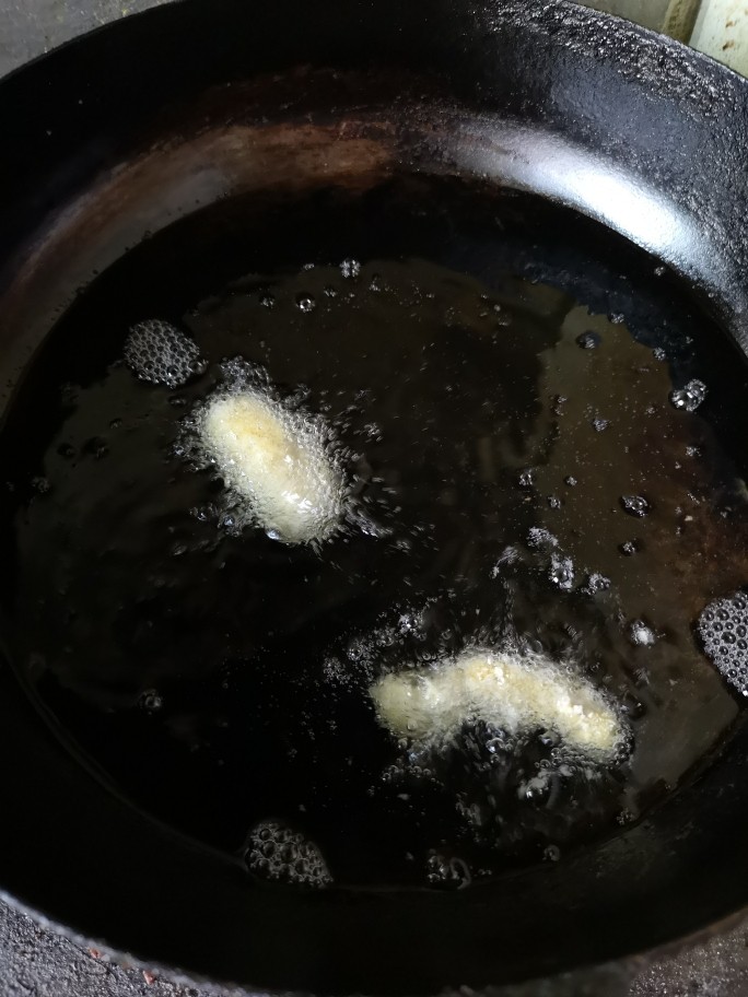 炸鸡柳,油温不要太高，将裹了面包糠的鸡柳放入油锅，炸至金黄捞出