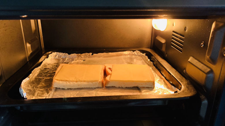芝士面包片,放入准备好的芝士面包片，烤箱上下层150℃，烤10分钟；