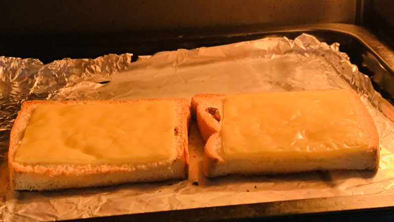 芝士面包片,面包周边烤制微黄，即可；