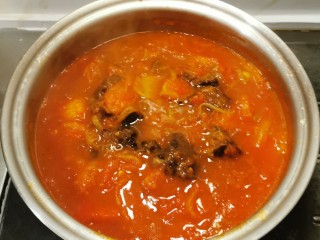 番茄牛腩面,番茄和牛肉味道充分融合 汤汁浓稠  关火