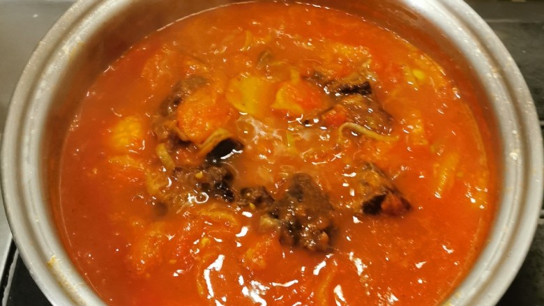 番茄牛腩面,番茄和牛肉味道充分融合 汤汁浓稠  关火
