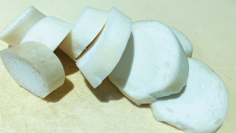 杏鲍菇炒牛肉,将杏鲍菇的茎厚切；