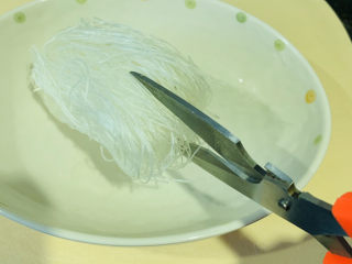 粉丝蒸金针菇,用剪刀✂️剪了一半用；
