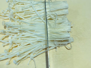粉丝蒸金针菇,把靠近根部的部分先切下来；