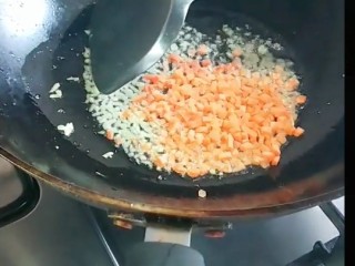 韩式泡菜炒饭,泡胡萝卜切丁，倒入适量油烧热倒入胡萝卜丁。