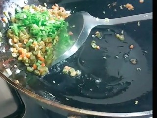 韩式泡菜炒饭,翻炒均匀打入一个鸡蛋炒均匀，加香葱。
