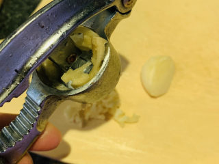 粉丝蒸金针菇,将蒜瓣洗净剥壳，用压蒜器压蒜头；