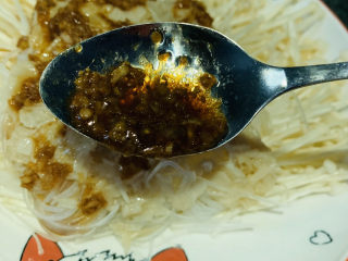 粉丝蒸金针菇,将蒜蓉加到准备好的粉丝金针菇表面；