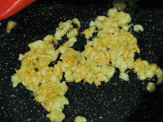 粉丝蒸金针菇,将蒜蓉用小火煸炒成金黄色；