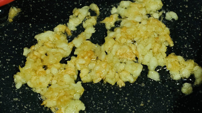 粉丝蒸金针菇,将蒜蓉用小火煸炒成金黄色；