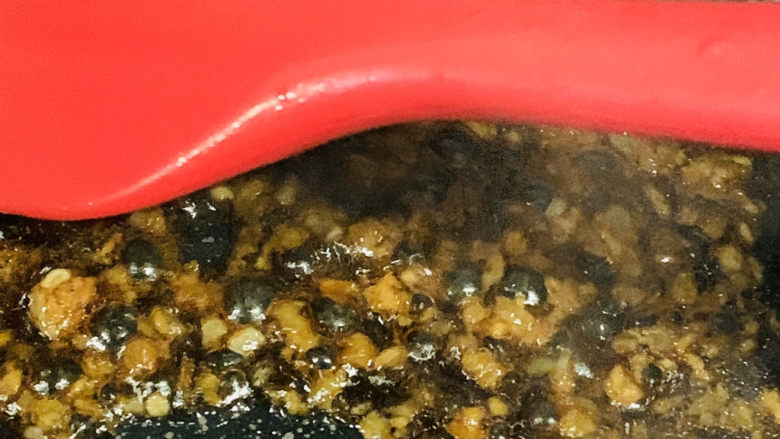 粉丝蒸金针菇,加入料汁，继续小火煸炒出现丰富泡沫即可；