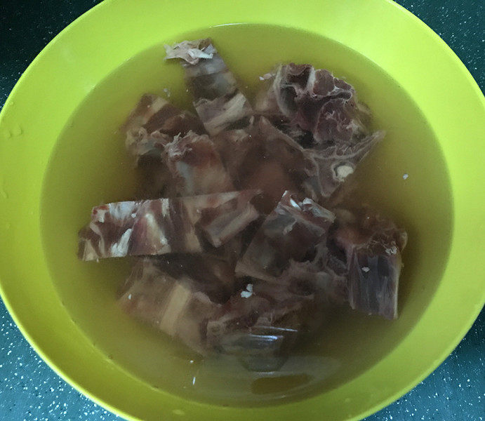 羊骨头汤,然后把羊骨放在清水中浸泡2~3个小时，记得中途换几次水，同时把葱姜洗净切好备用
