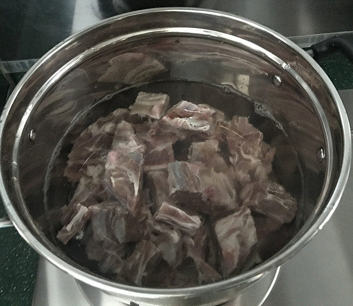 羊骨头汤,羊骨洗净放入冷水锅中煮至沸腾；然后捞出清水洗净沥去水分