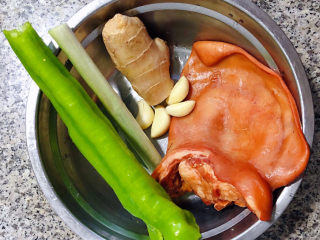爆炒猪耳朵,准备原材料猪耳朵、尖椒、葱、姜、蒜备用