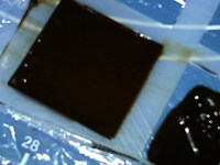 杏仁巧克力薄片,刮平表面，让巧克力填满空隙