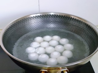 油炸汤圆,锅中加入纯净水烧开，下汤圆，煮熟捞出。