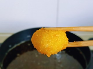 油炸汤圆,炸制金黄夹出，放在油纸上淋油。