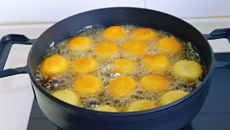 油炸汤圆,锅中加入食用油，油温6成热时，依次下去汤圆，并间隔均匀，小火炸。